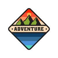 äventyr vektor logotyp med bergen och vattnen. den är lämplig för logotyper av äventyrare, berg klättrare, natur älskare, scouter, miljö- samhällen, märken, och andra.