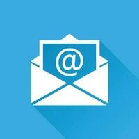 Mail Briefumschlag Symbol Vektor isoliert auf Blau Hintergrund mit lange Schatten. Symbole von Email eben Vektor Illustration.