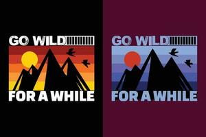 gehen wild zum ein während, Abenteuer Shirt, Reise Shirt, Reise draussen, Natur Liebhaber Tee, Camping Hemden, cool Berg Liebhaber Shirt, wandern, Berg, Reise Geschenk, T-Shirt Design, draussen bekleidung vektor