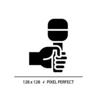 Hand mit Mikrofon Pixel perfekt schwarz Glyphe Symbol. Audio- Aufzeichnung Ausrüstung. Journalist mit mic beim Interview. Silhouette Symbol auf Weiß Raum. solide Piktogramm. Vektor isoliert Illustration