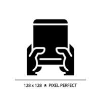 Hand mit Tablette Pixel perfekt schwarz Glyphe Symbol. Person mit Handy, Mobiltelefon Gerät. Surfen Internet über persönlich Gerät. Silhouette Symbol auf Weiß Raum. solide Piktogramm. Vektor isoliert Illustration