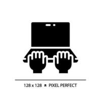 Hände mit Laptop Pixel perfekt schwarz Glyphe Symbol. Person Arbeiten auf Notizbuch Computer. Tippen auf Klaviatur. Silhouette Symbol auf Weiß Raum. solide Piktogramm. Vektor isoliert Illustration