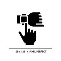 Hand mit Clever Uhr Pixel perfekt schwarz Glyphe Symbol. Digital Armbanduhr mit nützlich Haushaltsgeräte. persönlich Gerät. Silhouette Symbol auf Weiß Raum. solide Piktogramm. Vektor isoliert Illustration