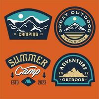 einstellen Sammlung von Jahrgang Abenteuer Abzeichen. Camping Emblem Logo mit Berg Illustration im retro Hipster Stil. vektor
