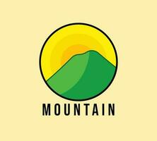 berg logotyp, berg logotyp och solsken cirkel form. vektor