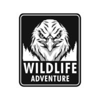 Tierwelt Abenteuer Emblem Design mit Adler Kopf Maskottchen vektor