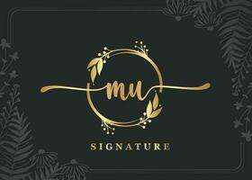 Luxus Gold Unterschrift Initiale mu Logo Design isoliert Blatt und Blume vektor