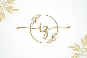 Luxus Gold Unterschrift Initiale iz Logo Design isoliert Blatt und Blume vektor