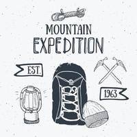 Bergexpedition Vintage Set. Hand gezeichnete Skizzenelemente für Retro-Abzeichenemblem, Wanderabenteuer im Freien und Berge, die Etikettendesign, Extremsportarten, Vektorillustration erforschen. vektor