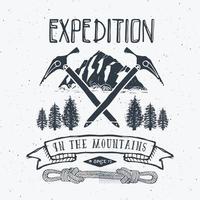 mountain expedition vintage etikett retro badge. handritad texturerat emblem utomhus vandringsäventyr och bergsutforskning, extrem sporter, grunge hipster design, typografi tryck vektorillustration vektor