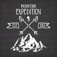 mountain expedition vintage etikett retro badge. handritad texturerat emblem utomhus vandringsäventyr och bergsutforskning, extrem sporter, grunge hipster design, typografi tryck vektorillustration vektor