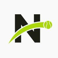 tennis logotyp på brev n med rör på sig tennis boll ikon. tennis logotyp mall vektor