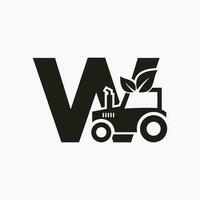 Brief w Landwirtschaft Logo Konzept mit Traktor Symbol Vektor Vorlage. Öko Bauernhof Symbol