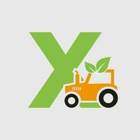 Brief x Landwirtschaft Logo Konzept mit Traktor Symbol Vektor Vorlage. Öko Bauernhof Symbol