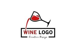 Wein Logo Design Vorlage mit Konzept von Glas Gießen Wein Wasser vektor
