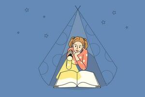 små tonåring flicka barn i filt hus läsning intressant bok på natt med ficklampa. liten unge njut av litteratur eller ny på Hem på nattetid. barn och utbildning. vektor illustration.