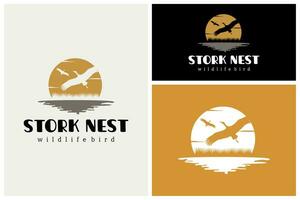 stork häger flygande på solnedgång över de flod bäck sjö gräs silhuett natur vilda djur och växter logotyp design vektor