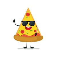 süß glücklich Pizza Charakter tragen Sonnenbrille. komisch Kuchen grüßen Freund Karikatur Emoticon im eben Stil. Essen Emoji Vektor Illustration