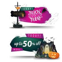 Halloween-Verkauf, zwei Rabatt-Webbanner für Ihr Geschäft mit altem Holzschild, Portal mit Geistern und Kürbis-Jack vektor