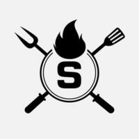 brev s restaurang logotyp med grill gaffel och spatel ikon. varm grill symbol vektor