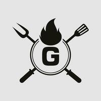 brev g restaurang logotyp med grill gaffel och spatel ikon. varm grill symbol vektor