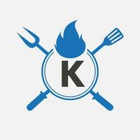 brev k restaurang logotyp med grill gaffel och spatel ikon. varm grill symbol vektor