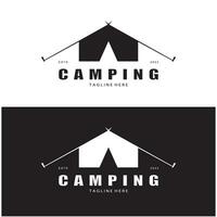 årgång och retro tält logotyp, camping. med tält, träd och bål tecken. äventyrare, scouter, klättrare, camping Utrustning Centrum vektor