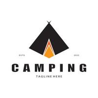 Jahrgang und retro Zelt Logo, Camping. mit Zelt, Baum und Lagerfeuer unterzeichnen. Abenteurer, Pfadfinder, Kletterer, Camping Ausrüstung Center vektor