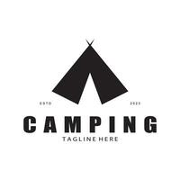 Jahrgang und retro Zelt Logo, Camping. mit Zelt, Baum und Lagerfeuer unterzeichnen. Abenteurer, Pfadfinder, Kletterer, Camping Ausrüstung Center vektor