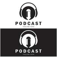 podcast logotyp med mikrofon och hörlur audio, radio vågor. för studio, prata show, chatt, information delning, intervju, multimedia och webb. vektor