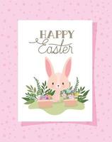 Einladung mit Happy Easter-Schriftzug, einem süßen rosa Hasen und einem Korb voller Ostereier auf rosa Hintergrund vektor