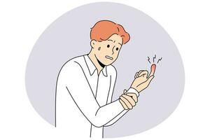 Unglücklicher Mann leidet an einem Fingertrauma. unwohler kerl schaut auf die rote gequetschte hand. Handschadenskonzept. Vektor-Illustration. vektor