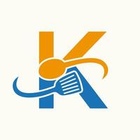Brief k Restaurant Logo kombiniert mit Spatel und Löffel Symbol vektor