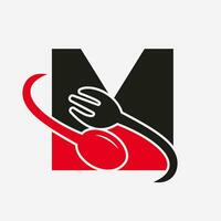 brev m restaurang logotyp kombinerad med gaffel och sked ikon vektor