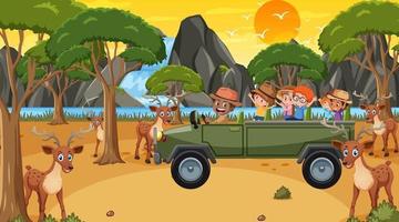 Safari bei Sonnenuntergang mit Kindern, die eine Hirschgruppe beobachten vektor