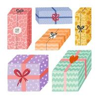 einstellen mit geschlossen Geschenk Box mit Band, Bogen und Aufkleber. Geschenk zum Geburtstag, Hochzeit, Weihnachten, Urlaub, Einkaufen. stilisiert Hand gezeichnet Vektor Clip Art. zum Gruß Karte, Banner, Einladung, Aufkleber