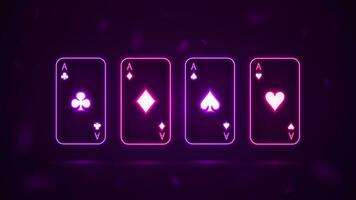 en uppsättning av fyra neon ess av annorlunda kostymer för spelar i en kasino. ljus neon poker kort. vektor
