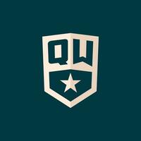 första qw logotyp stjärna skydda symbol med enkel design vektor