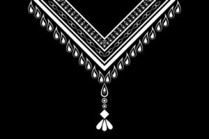 schön ethnisch Halsband Spitze orientalisch Muster traditionell auf schwarz Hintergrund. aztekisch Stil Stickerei abstrakt Vektor Illustration. Designs zum Mode Textur, Stoff, Mode Frauen, Shirt, Kleider