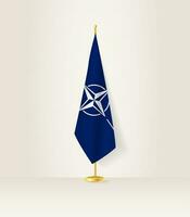 nato Flagge auf ein Flagge Stand. vektor