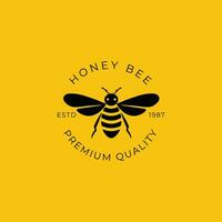 en honung bi logotyp på en gul bakgrund. de bi är svart och gul, och den är vänd de visare. vektor