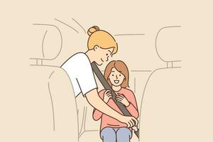 omtänksam mor användningar barn säkerhetsbälte till fästa liten flicka in i passagerare sittplats av bil. säkerställa säkerhet när transport barn och använder sig av säkerhetsbälte den där skyddar mot skada i olycka vektor