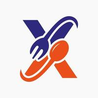 brev x restaurang logotyp kombinerad med gaffel och sked ikon vektor