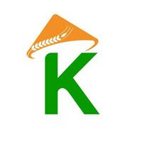 Brief k Landwirtschaft Logo auf Konzept mit Farmer Hut Symbol. Landwirtschaft Logo Vorlage vektor