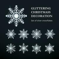 silver- snöflinga uppsättning. jul dekoration element. skinande silver- lyx flaga. vektor illustration