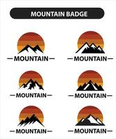 uppsättning av nio berg resa emblem. camping utomhus- äventyr emblem, märken och logotyp plåster. berg turism, vandring. skog läger etiketter i årgång stil vektor