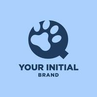 Brief q Pfote drucken Hund Fuß Silhouette im Negativ Raum Initiale Vektor Logo Design