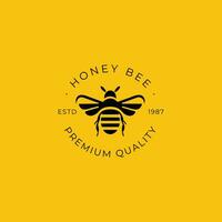 ein Honig Biene Logo auf ein Gelb Hintergrund. das Biene ist schwarz und Gelb, und es ist gegenüber das Zuschauer. vektor