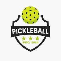 Essiggurke Ball Logo Konzept mit Schild und Pickleball Symbol vektor