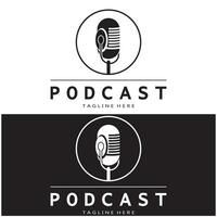 Podcast Logo mit Mikrofon und Kopfhörer Audio, Radio Wellen. zum Studio, sich unterhalten zeigen, Plaudern, Information teilen, Interview, Multimedia und Netz. vektor